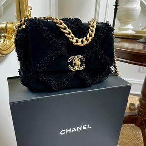 100% Authentic Chanel 19 size Medium in Black